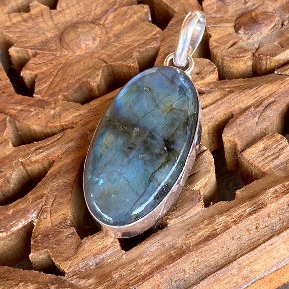 ✨RUSTIC OVAL LABRADORITE SILVER PENDANT - Picture 1 of 8
